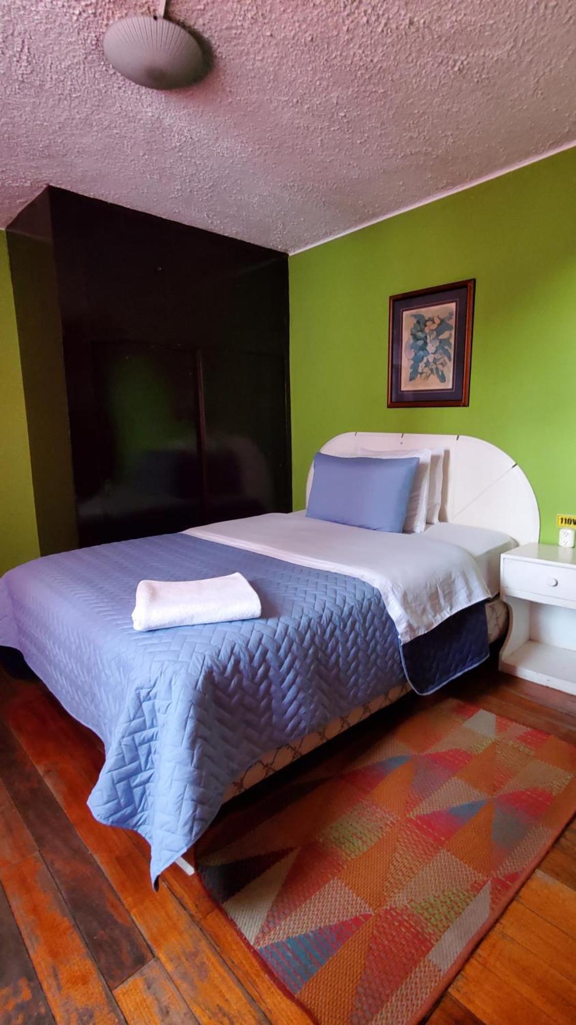 Hostal Bolivar Inn Quito Room photo